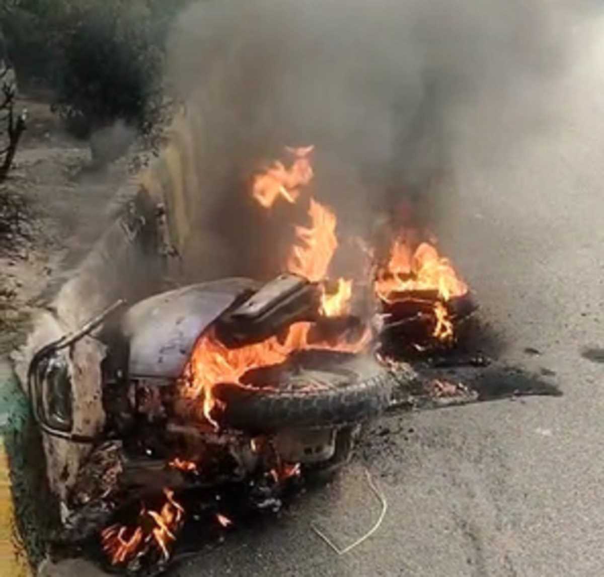 गाजियाबाद: चलती स्कूटी में लगी आग, चालक ने कूद कर बचाई जान